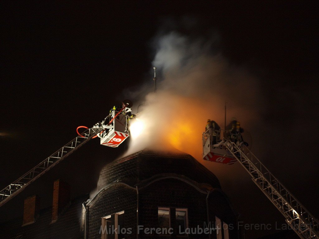 Feuer 3 Dachstuhlbrand Koeln Muelheim Gluecksburgstr P058.JPG